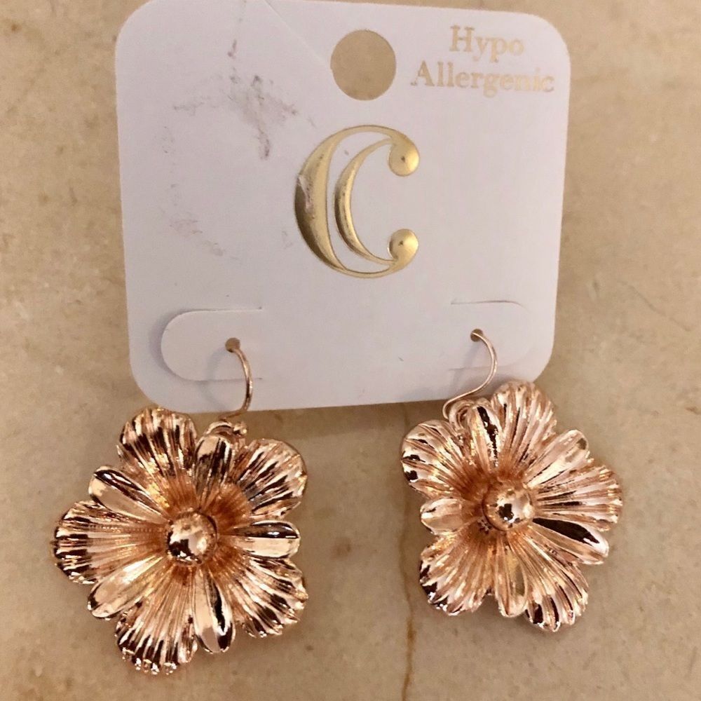 🍭6/$30 bundle CharmingCharlieFlower Earrings NWT